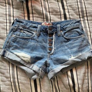 DISTRESSED JEAN SHORTS
